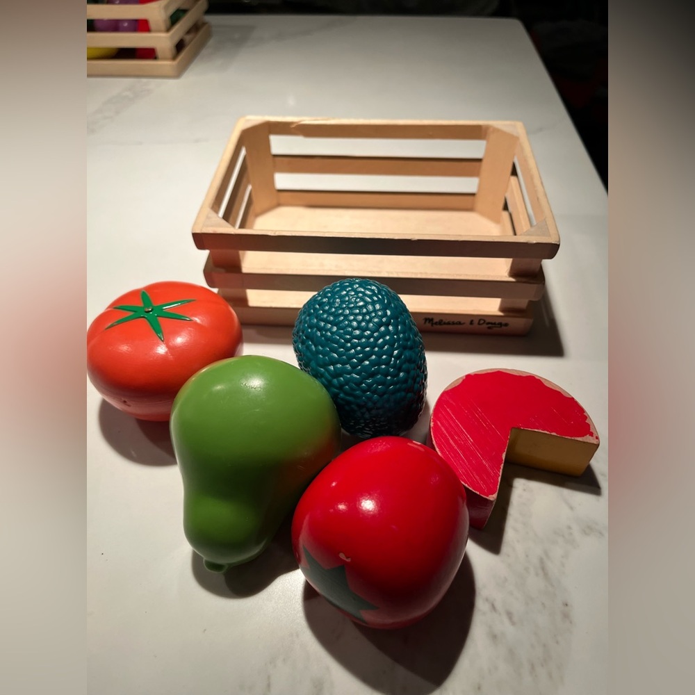 Really fun set of Melissa & Doug kids chefs outfit, wood & plastic pretend food - Picture 6 of 13